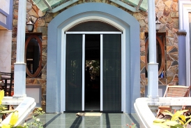 CỬA LƯỚI CHỐNG MUỖI XẾP 2 CÁNH MÀU TRẮNG SỨ TAY ÂM