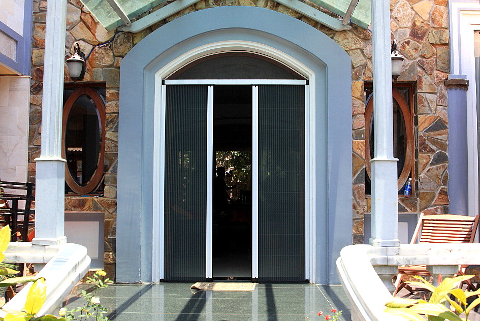 CỬA LƯỚI CHỐNG MUỖI XẾP 2 CÁNH MÀU TRẮNG SỨ TAY ÂM